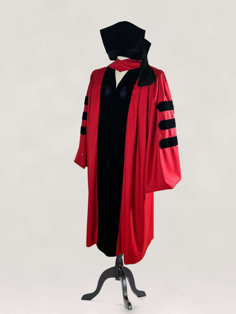 Harvard doctoral robe in crimson with hood and tam — Manufaktur Bavaria
