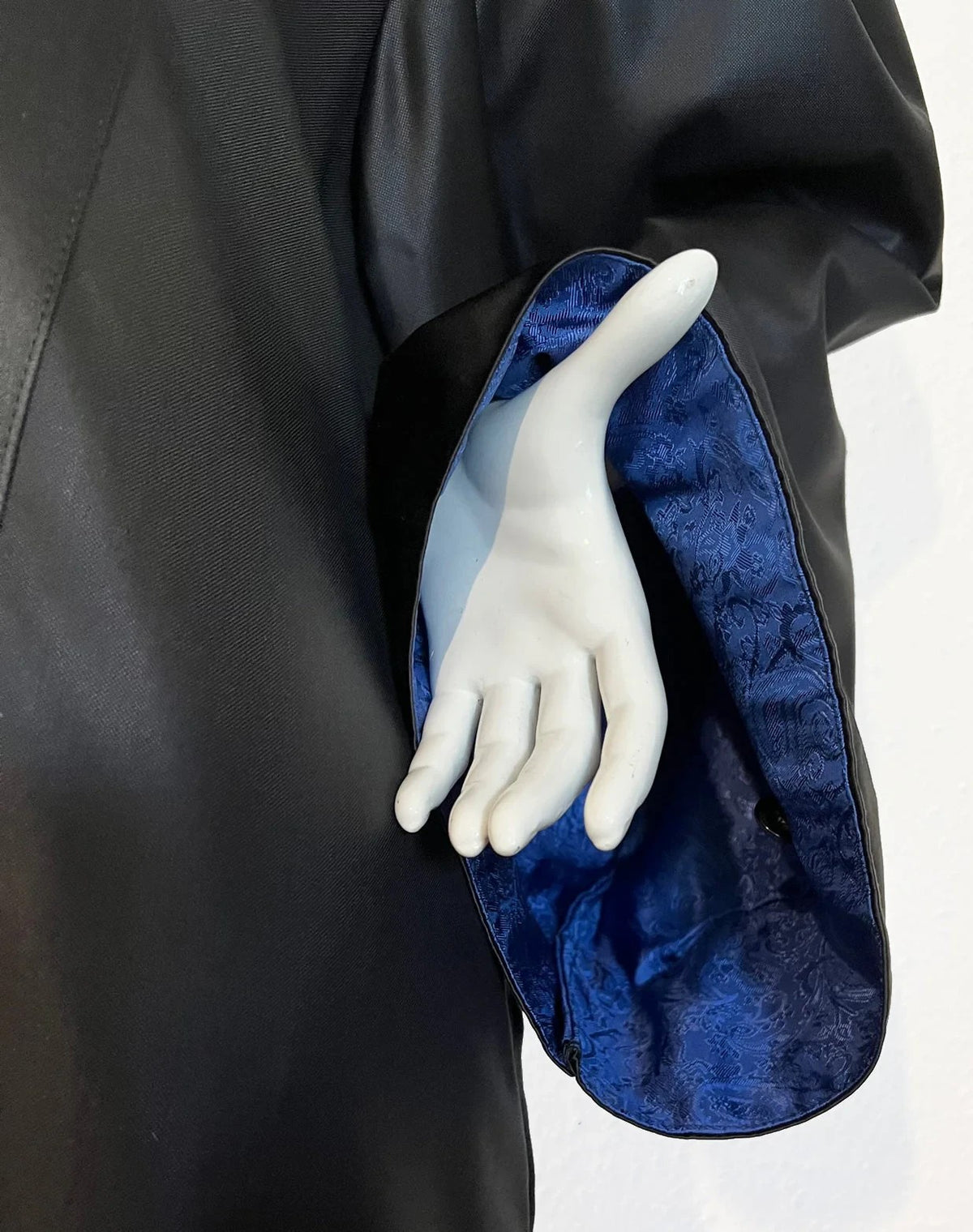 Extended lining: robe sleeve with blue paisley jacquard lining