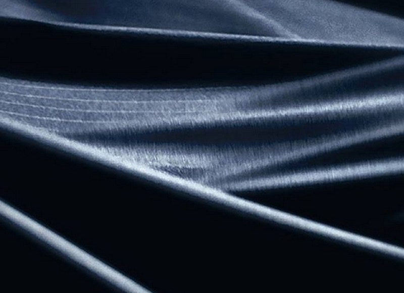 قماش Summer Tasmanian من Loro Piana بلون الأزرق الليلي في طيّات ناعمة – صورة أصلية من الشركة المصنّعة © Loro Piana