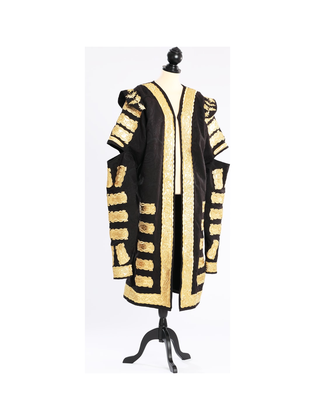 Gold-embroidered presidential robe, front view from the existing workpiece gallery